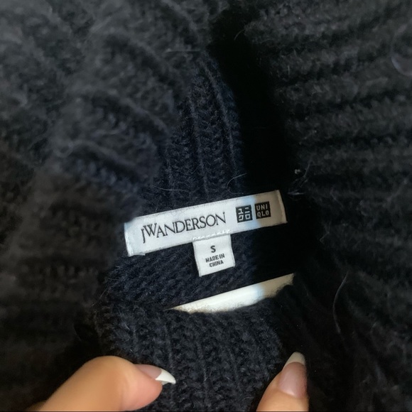 JW Anderson x Uniqlo women’s low gauge turtleneck sweater - Picture 2 of 4